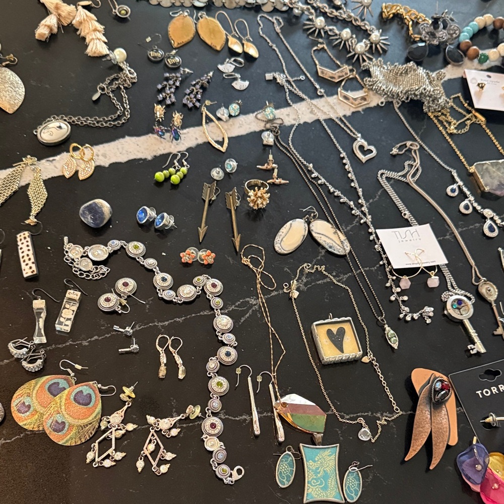 Jewellry lot: earrings bracelets necklaces